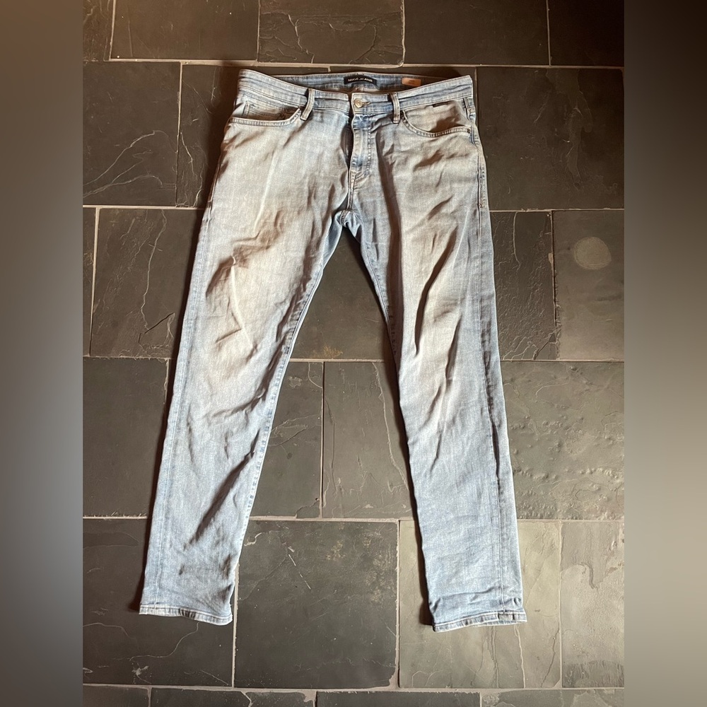 Lighter shade jean with nice fit.